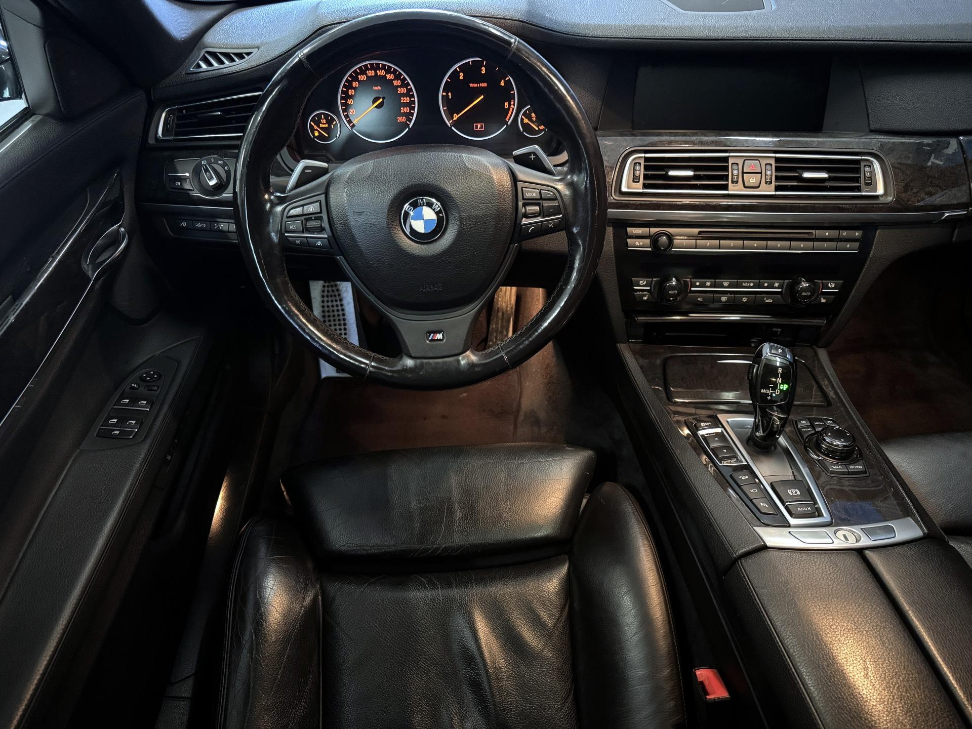 BMW 740 2011 – kuva 11