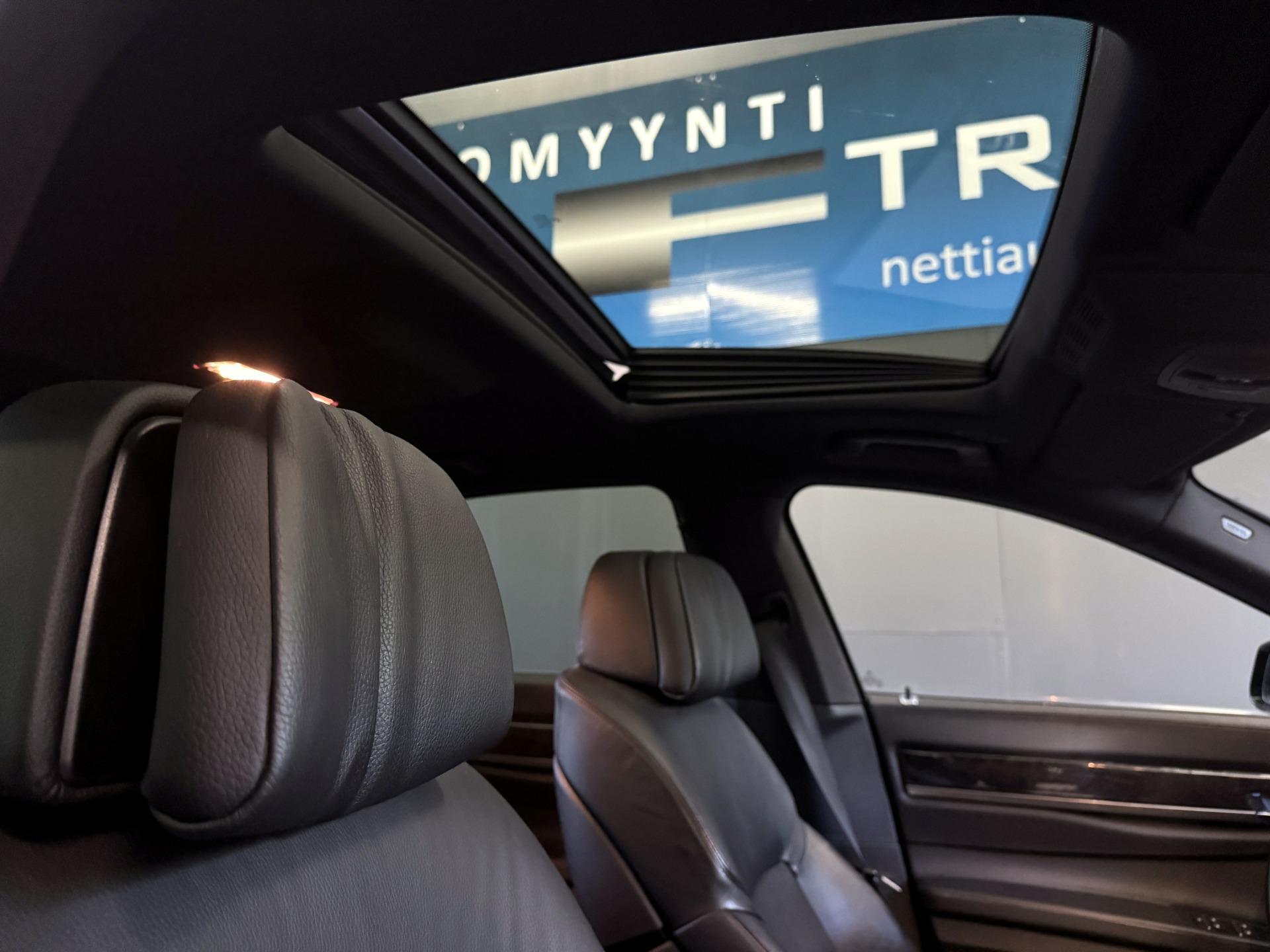 BMW 740 2011 – kuva 12