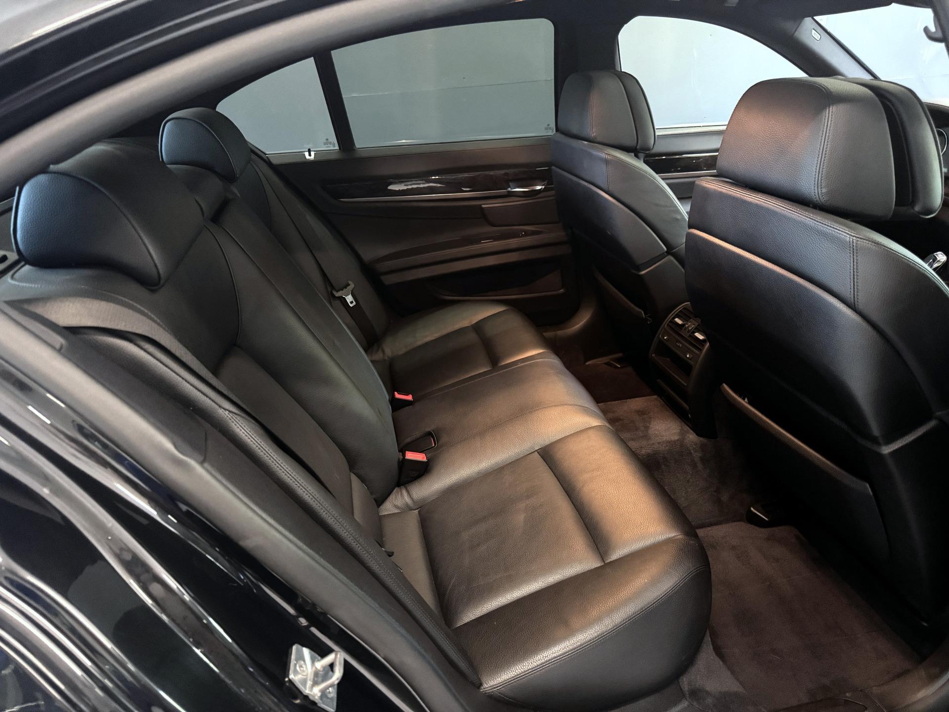 BMW 740 2011 – kuva 14