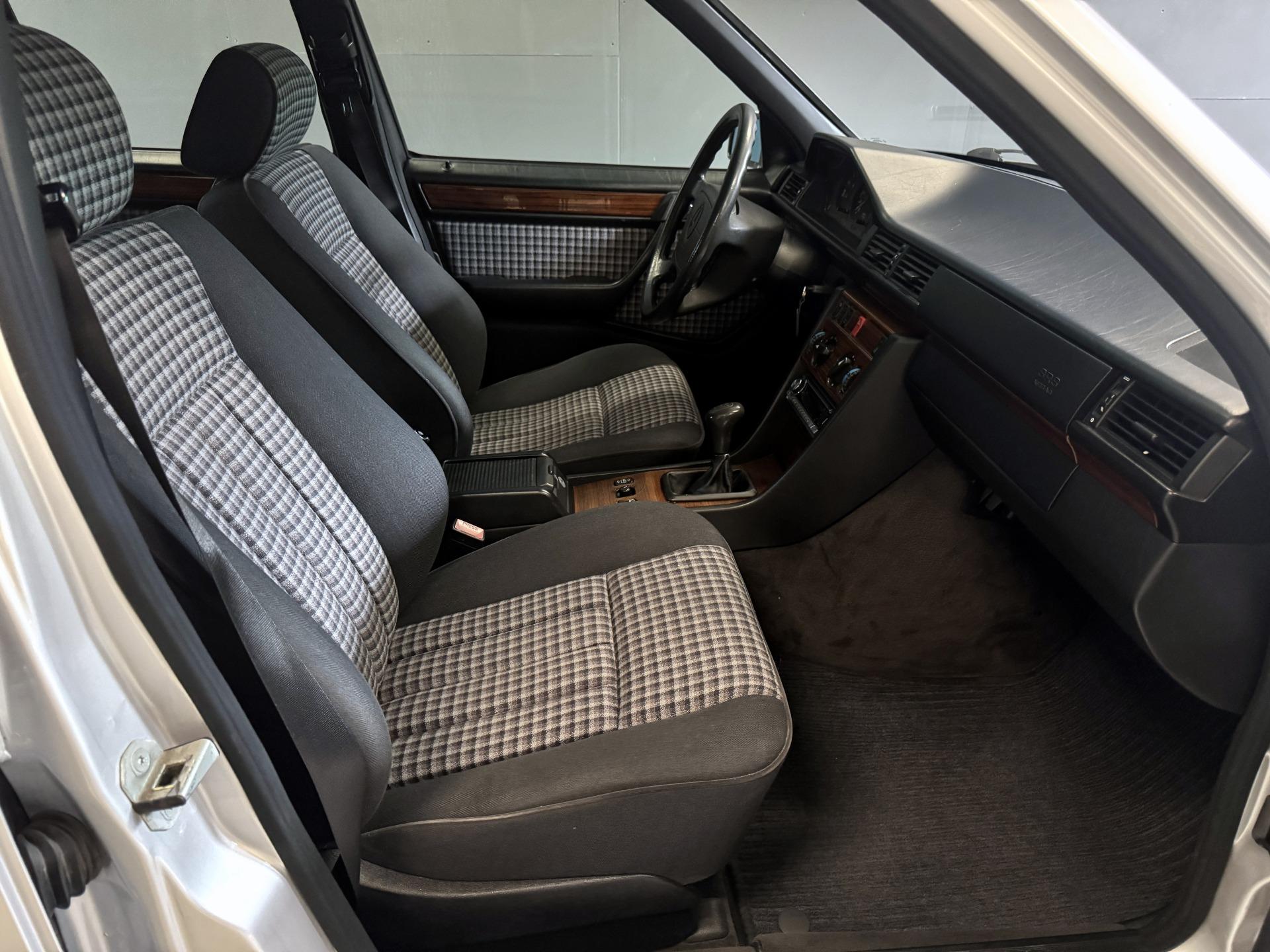 Mercedes-Benz E 1995 – kuva 10
