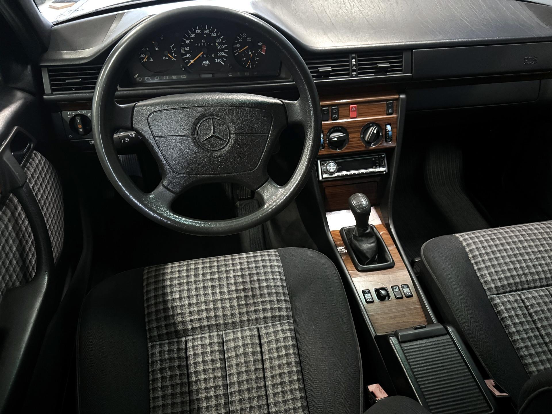 Mercedes-Benz E 1995 – kuva 11