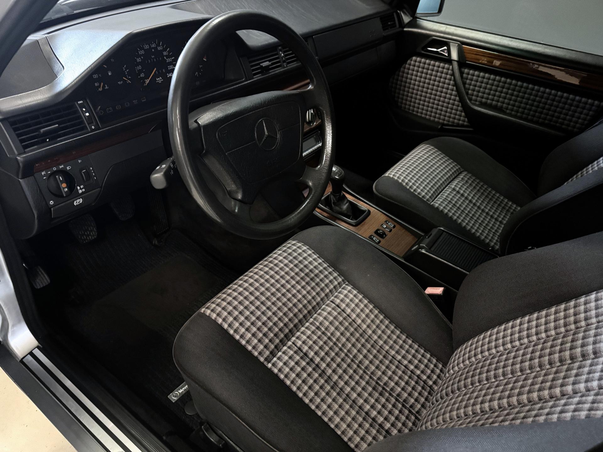 Mercedes-Benz E 1995 – kuva 12