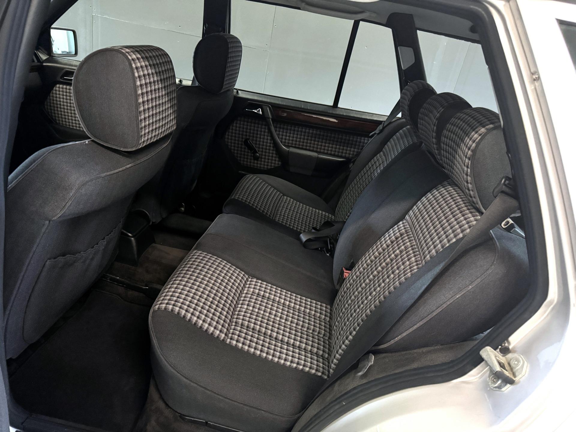 Mercedes-Benz E 1995 – kuva 13