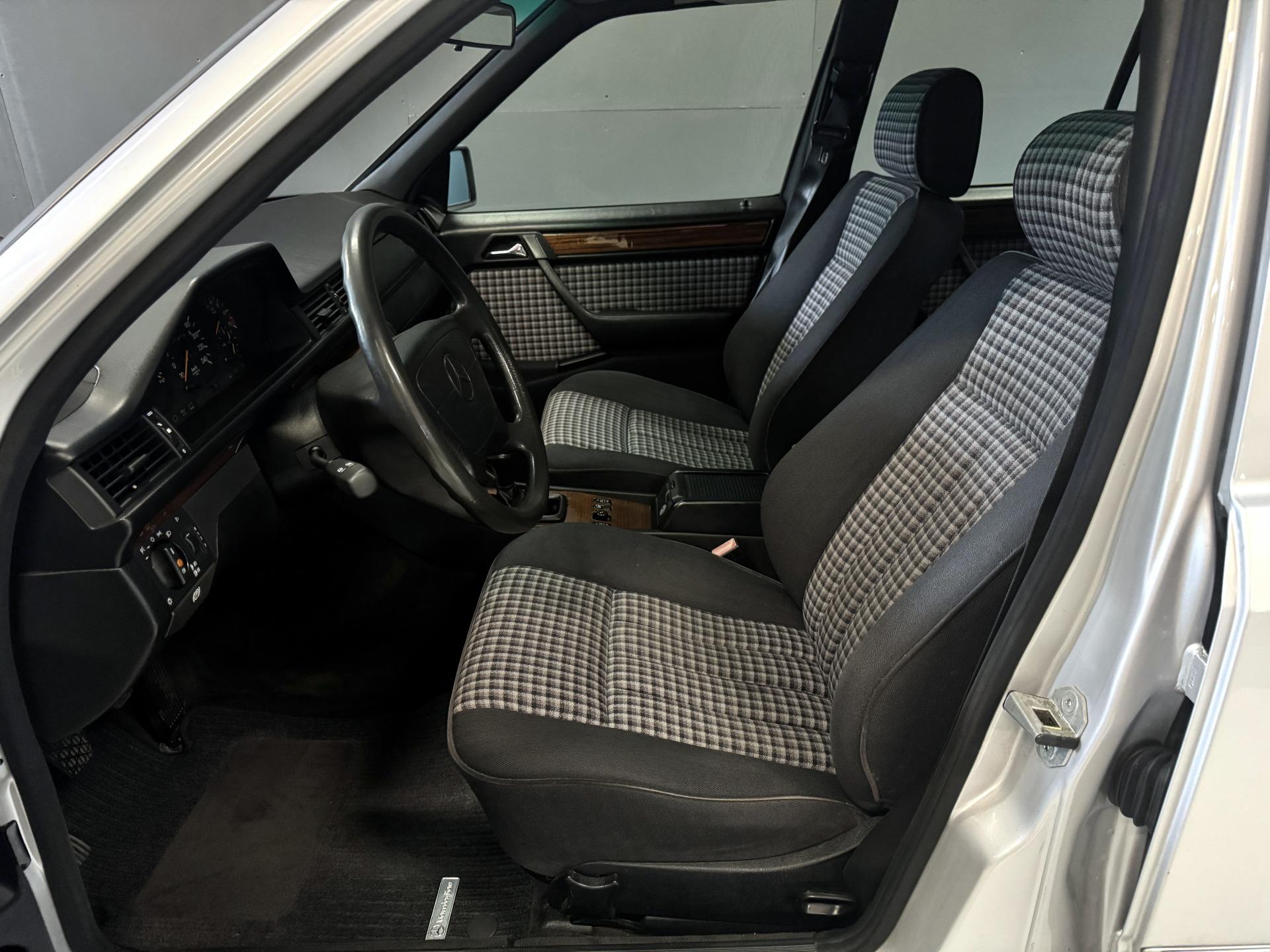 Mercedes-Benz E 1995 – kuva 9