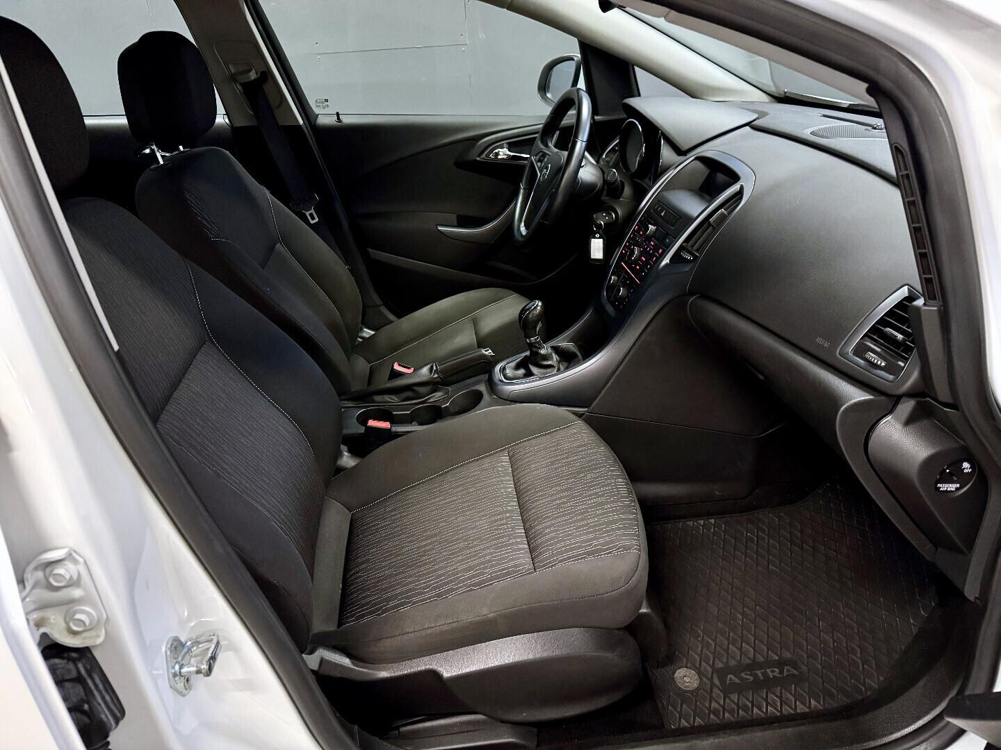 Opel Astra 2013 – kuva 10