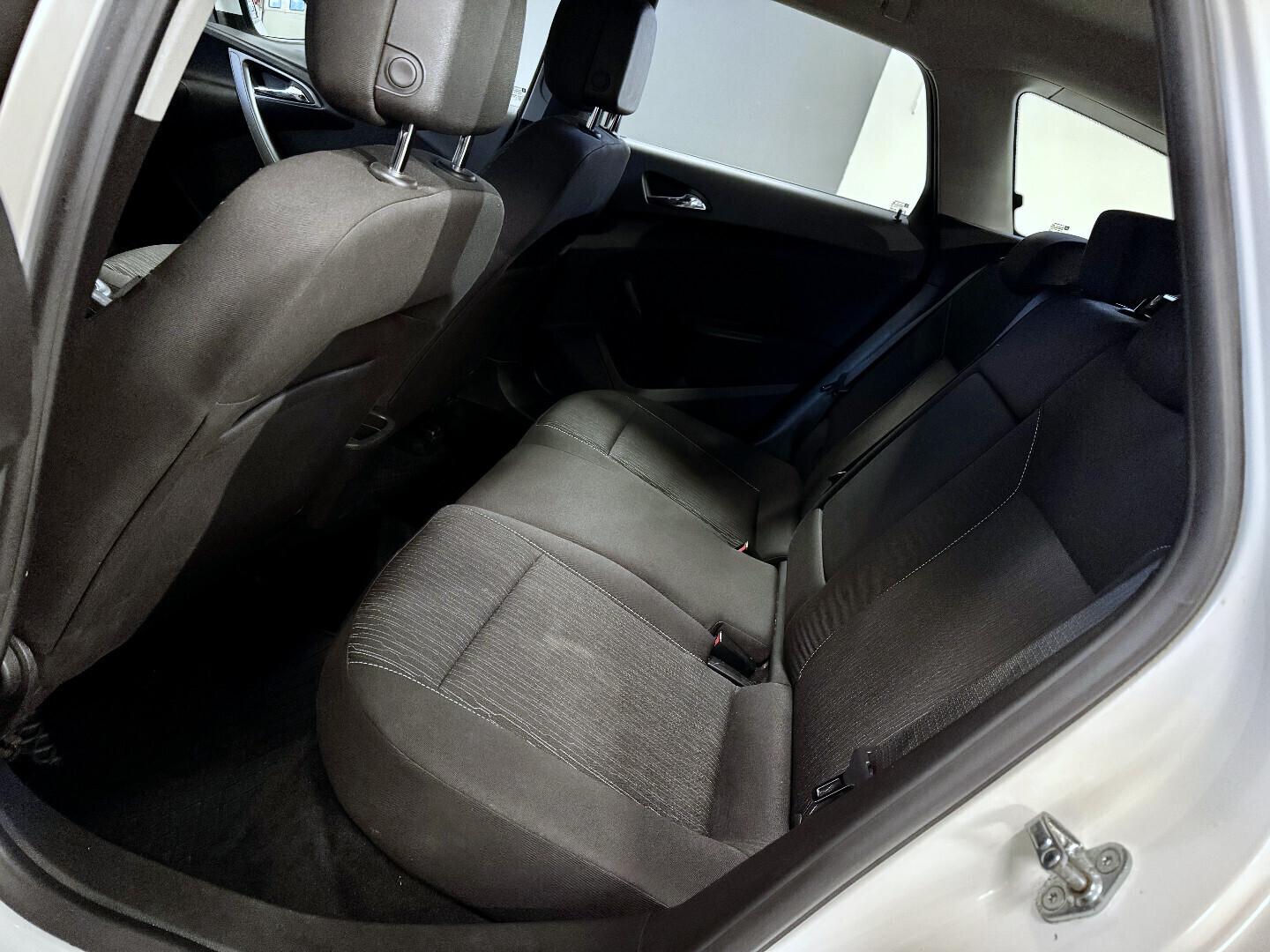 Opel Astra 2013 – kuva 12